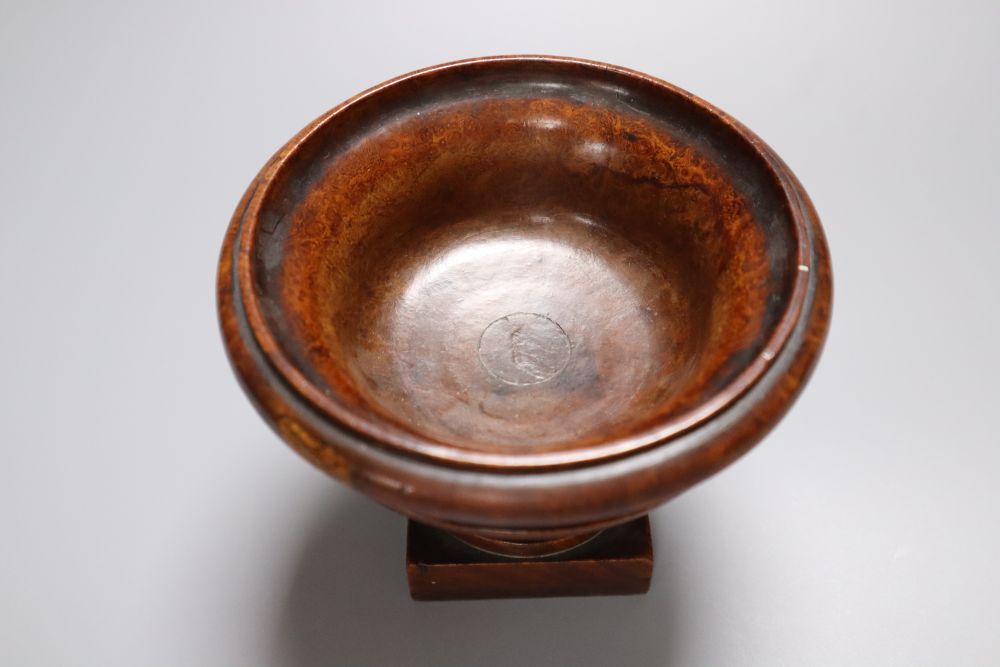 A 19th century turned amboyna urn, 11cm and two late Georgian turned mahogany egg cups, 6.5cm